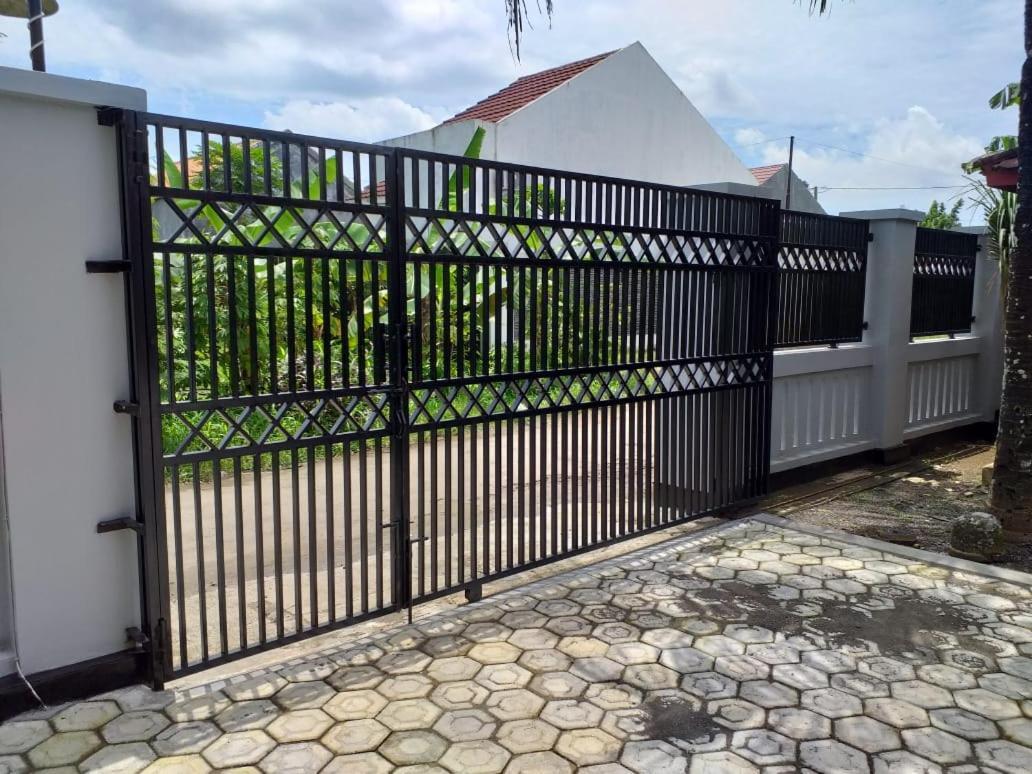 Oemah Sadewa Homestay Cilacap Exterior photo